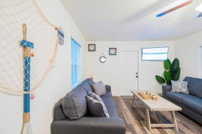 3 MIN TO BEACH*Sleeps 10*WALK TO BARS, RESTAURANTS & MORE*